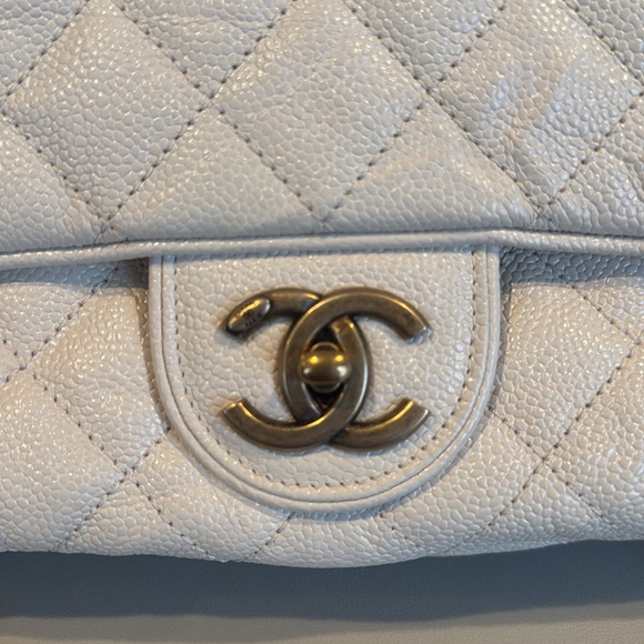 CHANEL Caviar Quilted Jumbo Easy Flap Bag - Picture 4 of 14